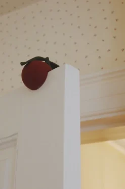 Konges Sløjd Børneværelse|dørstopper - cherry